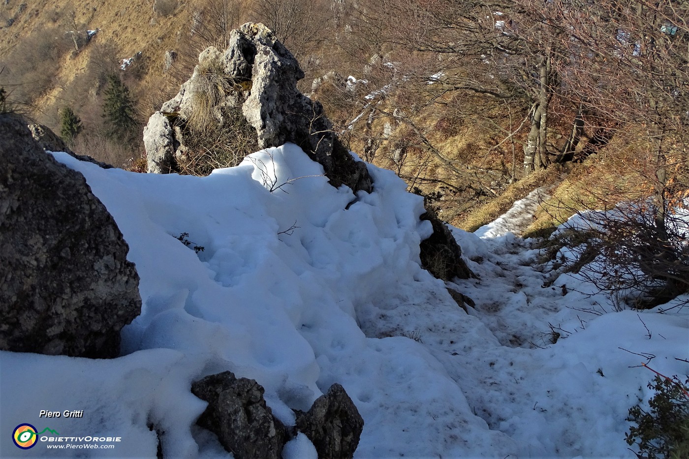 54 In discesa con tratti di neve ghiacciata...ramponcini !.JPG